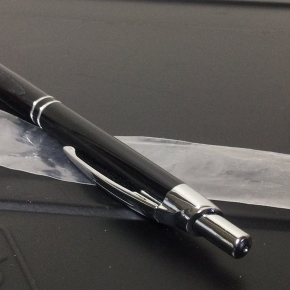 New Canadian club pen - Picture 3 of 4